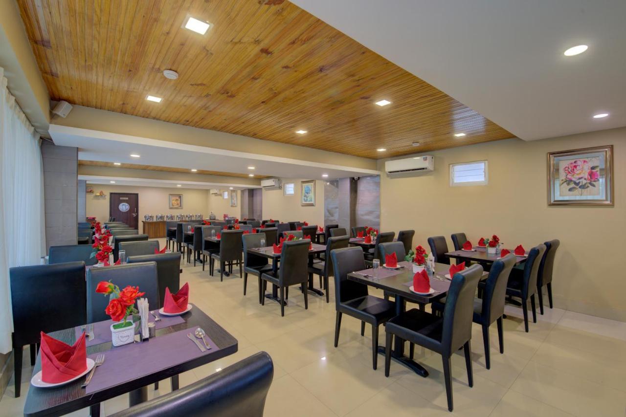 Central Courtyard Boutique Hotel Силигури Екстериор снимка